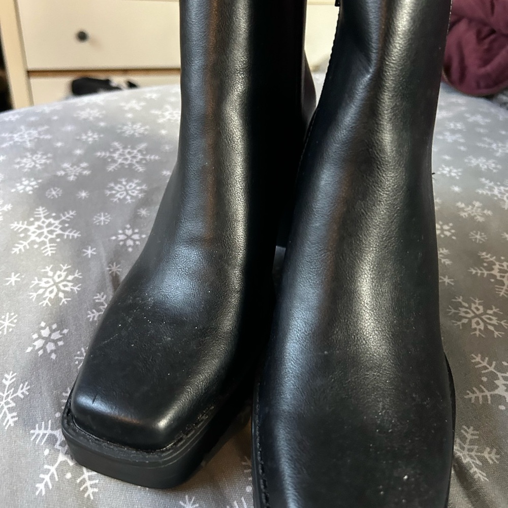 Sleek Black Heeled Boots for Women